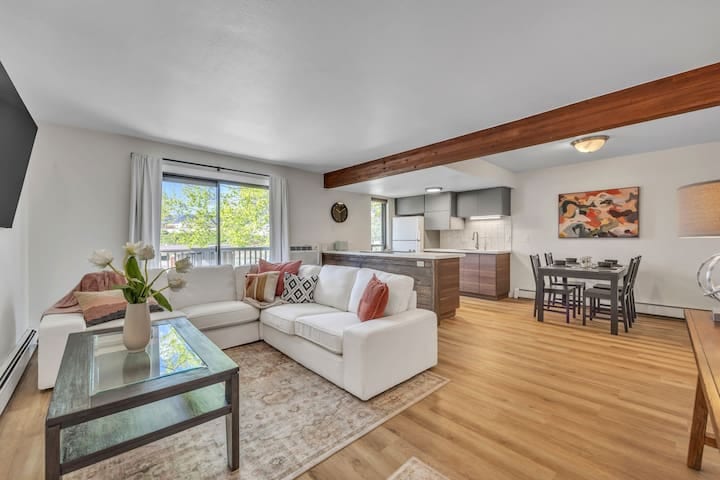 LUX Modern Condo | POOL | Free Parking | CLEAN - Boulder