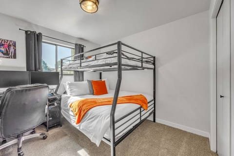 LUX Modern Condo | POOL | Free Parking | CLEAN