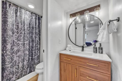 LUX Modern Condo | POOL | Free Parking | CLEAN