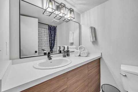 LUX Modern Condo | POOL | Free Parking | CLEAN