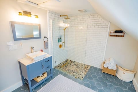 Spacious upstairs full bath