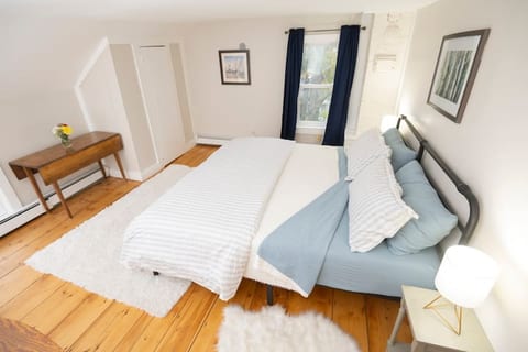 Cute, Renovated Home on River, Walk to Downtown