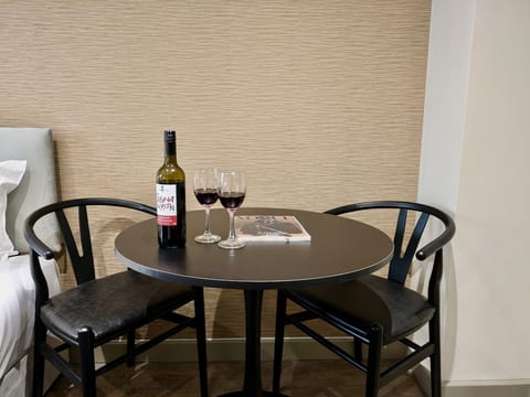 King-Smart TV-Full Kitchen-5mins to Transport-Desk