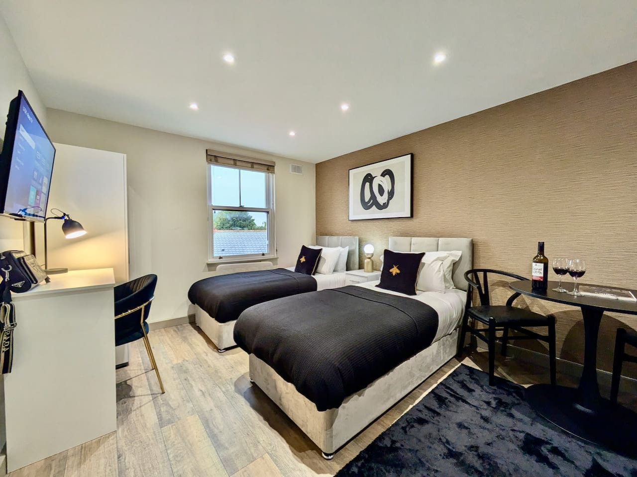 King-Smart TV-Full Kitchen-5mins to Transport-Desk