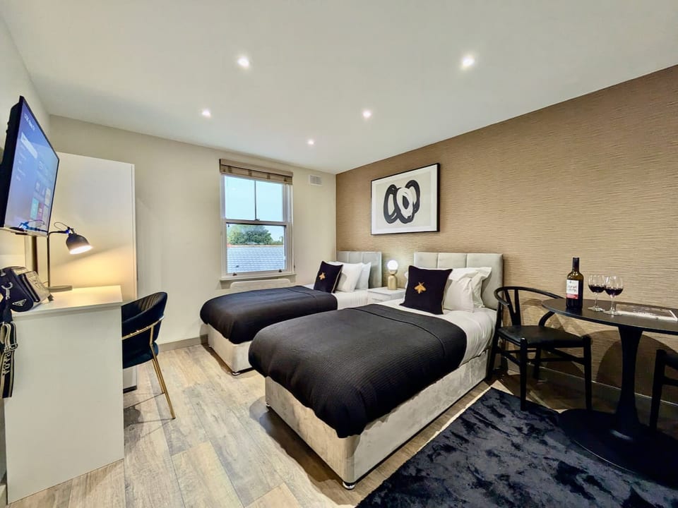 King-Smart TV-Full Kitchen-5mins to Transport-Desk - Greater London