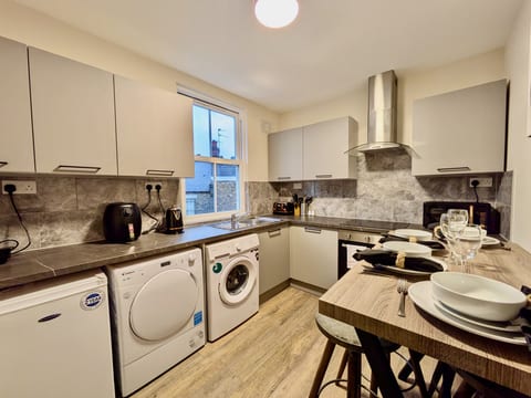 King-Smart TV-Full Kitchen-5mins to Transport-Desk