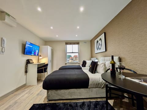 King-Smart TV-Full Kitchen-5mins to Transport-Desk