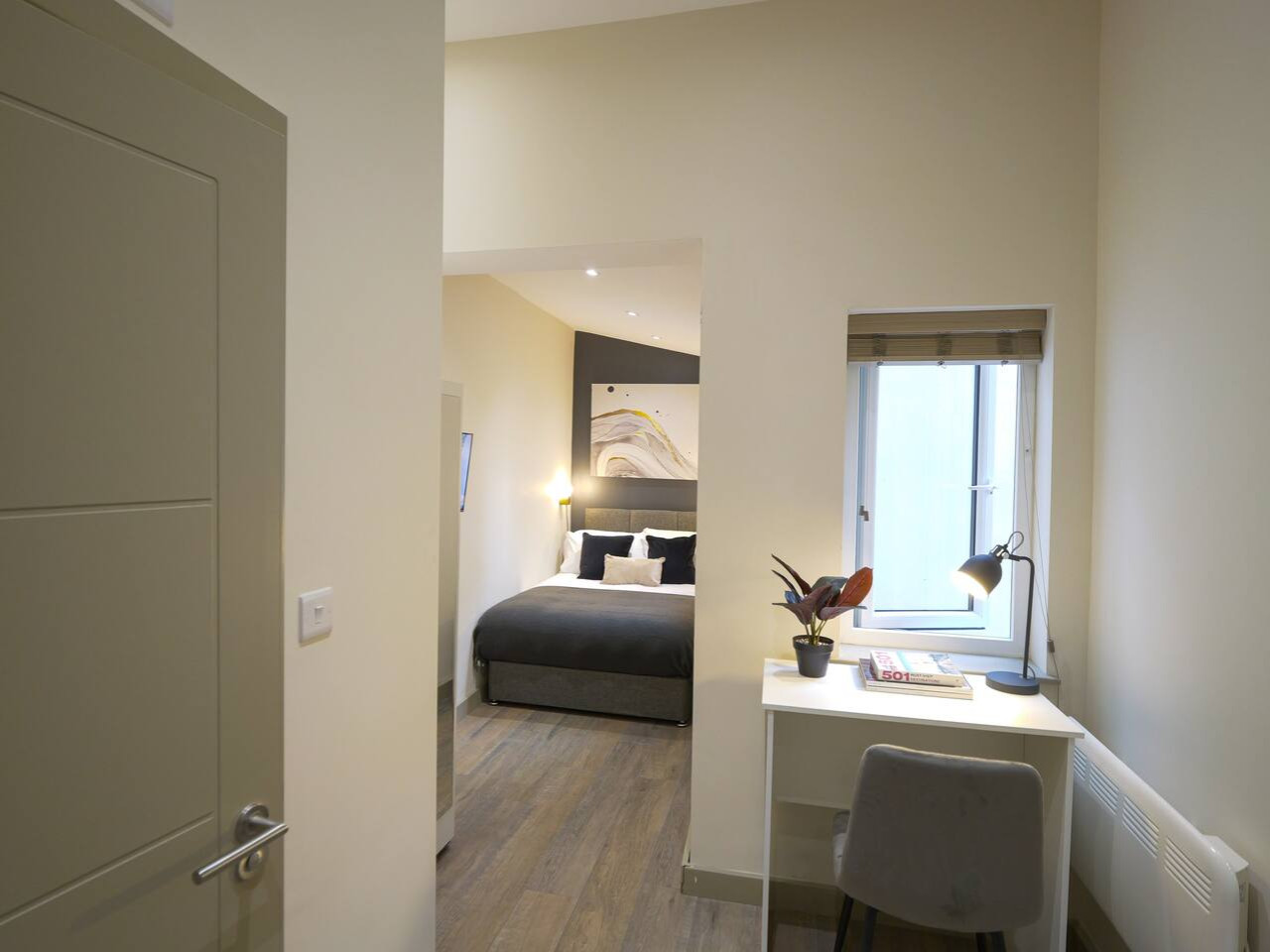 This peaceful ground-floor suite features a double bed, Smart TV, WiFi, ensuite bathroom, and kitchenette with fridge freezer and tea & coffee. A workspace, wardrobe, hangers, and hair dryer make it a comfortable home away from home. This peaceful ground-floor suite features a double bed, Smart TV, WiFi, ensuite bathroom, and kitchenette with fridge freezer and tea & coffee. A workspace, wardrobe, hangers, and hair dryer make it a comfortable home away from home. - Tranquil & Friendly: Studio Living Near Battersea