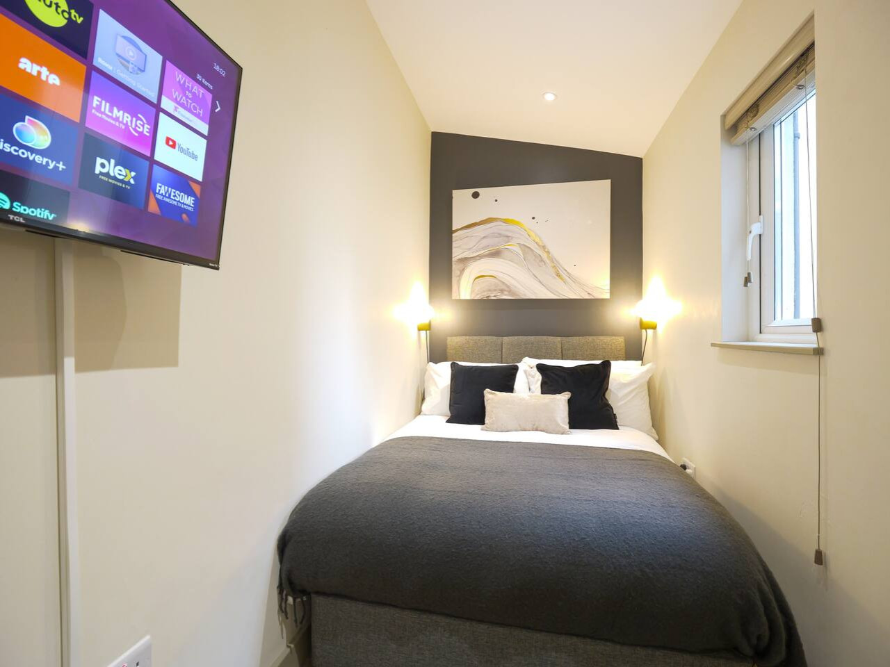 Ground-floor comfort with a double bed, Smart TV, WiFi, ensuite, and kitchenette stocked with a fridge freezer and tea & coffee. Workspace, wardrobe, hangers, and hair dryer offer everything you need to feel at home. Ground-floor comfort with a double bed, Smart TV, WiFi, ensuite, and kitchenette stocked with a fridge freezer and tea & coffee. Workspace, wardrobe, hangers, and hair dryer offer everything you need to feel at home. - Tranquil & Friendly: Studio Living Near Battersea