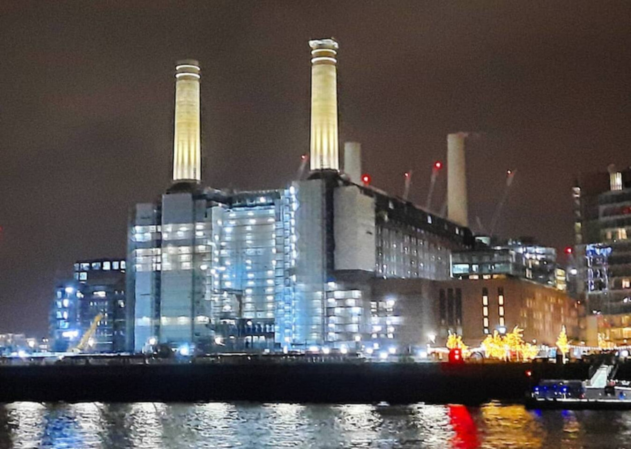 Just a 20-minute walk to the iconic Battersea Power Station, where you can explore its vibrant dining options, unique shops, and cultural attractions, all set against the stunning backdrop of this historic landmark. Just a 20-minute walk to the iconic Battersea Power Station, where you can explore its vibrant dining options, unique shops, and cultural attractions, all set against the stunning backdrop of this historic landmark. - Tranquil & Friendly: Studio Living Near Battersea