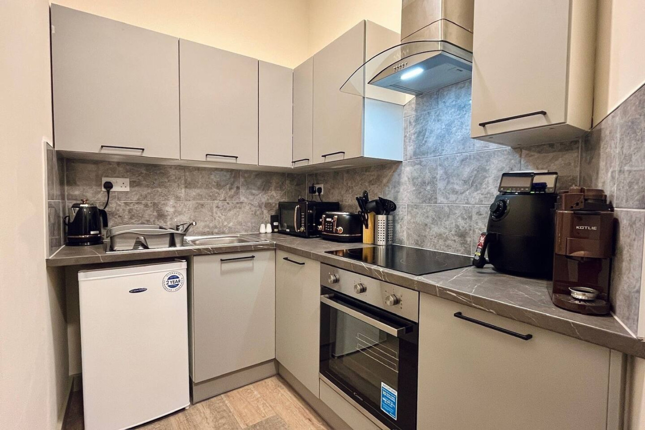 Make yourself at home in the fully equipped communal kitchen with a microwave, kettle, toaster, air fryer, coffee maker, and all the essentials, including crockery and cutlery. Ideal for whipping up meals and snacks during your stay. Make yourself at home in the fully equipped communal kitchen with a microwave, kettle, toaster, air fryer, coffee maker, and all the essentials, including crockery and cutlery. Ideal for whipping up meals and snacks during your stay. - Tranquil & Friendly: Studio Living Near Battersea