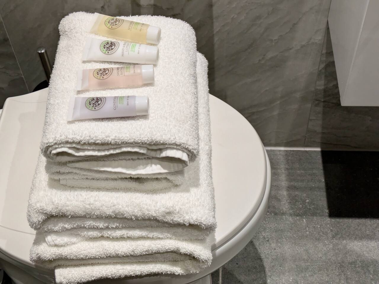 Enjoy a modern bathroom stocked with fresh, plush towels and premium toiletries, including luxurious shower gel, shampoo, conditioner, and soap. Everything you need for a comfortable and pampering experience. Enjoy a modern bathroom stocked with fresh, plush towels and premium toiletries, including luxurious shower gel, shampoo, conditioner, and soap. Everything you need for a comfortable and pampering experience. - Tranquil & Friendly: Studio Living Near Battersea