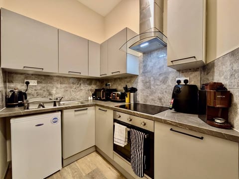 *Fast WiFi*Desk*Netflix*13min to Battersea Park*WD