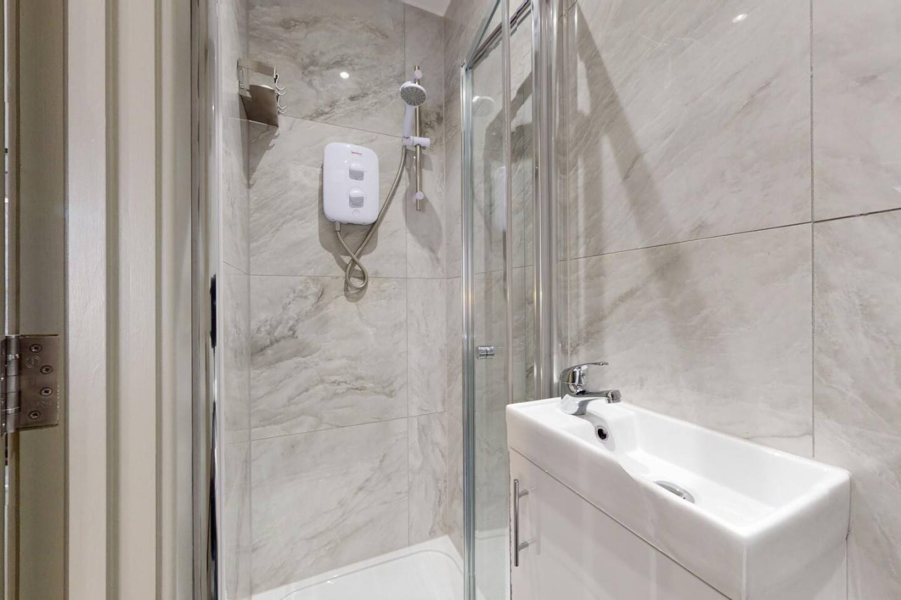 Refresh in a contemporary bathroom stocked with plush towels and premium toiletries like luxurious shower gel, shampoo, and conditioner. Everything you need is provided for a comfortable, spa-like experience. Refresh in a contemporary bathroom stocked with plush towels and premium toiletries like luxurious shower gel, shampoo, and conditioner. Everything you need is provided for a comfortable, spa-like experience. - Tranquil & Friendly: Studio Living Near Battersea