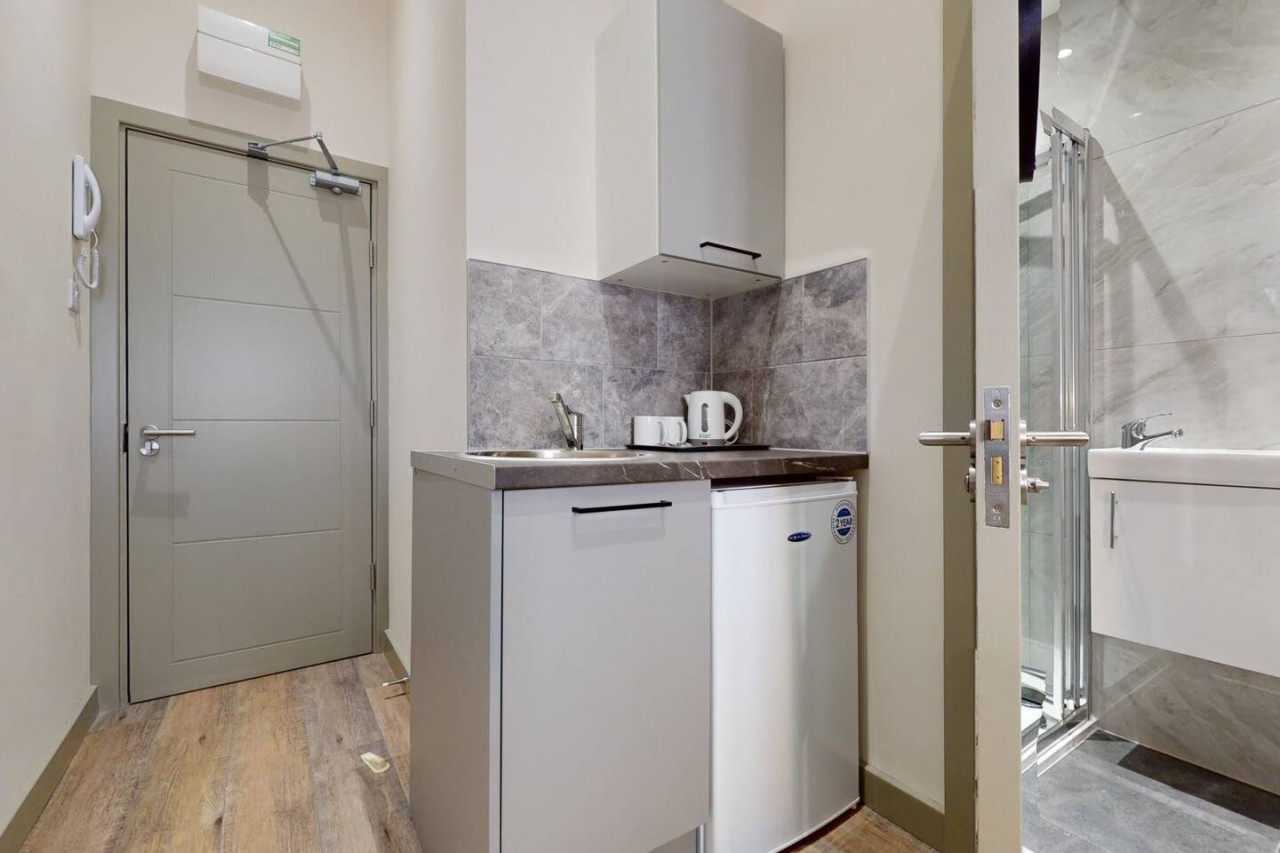 Ground-floor suite designed for comfort, featuring a double bed, Smart TV, WiFi, ensuite, and kitchenette with fridge freezer and tea & coffee. Workspace, wardrobe, hangers, and hair dryer make it feel like home. Ground-floor suite designed for comfort, featuring a double bed, Smart TV, WiFi, ensuite, and kitchenette with fridge freezer and tea & coffee. Workspace, wardrobe, hangers, and hair dryer make it feel like home. - Tranquil & Friendly: Studio Living Near Battersea