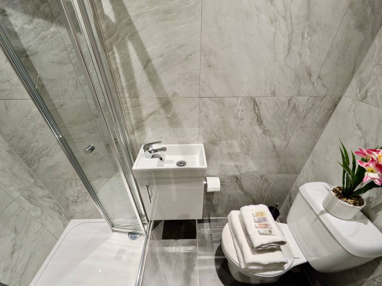 Enjoy a modern bathroom stocked with fresh, plush towels and premium toiletries, including luxurious shower gel, shampoo, conditioner, and soap. Everything you need for a comfortable and pampering experience. Enjoy a modern bathroom stocked with fresh, plush towels and premium toiletries, including luxurious shower gel, shampoo, conditioner, and soap. Everything you need for a comfortable and pampering experience. - Tranquil & Friendly: Studio Living Near Battersea