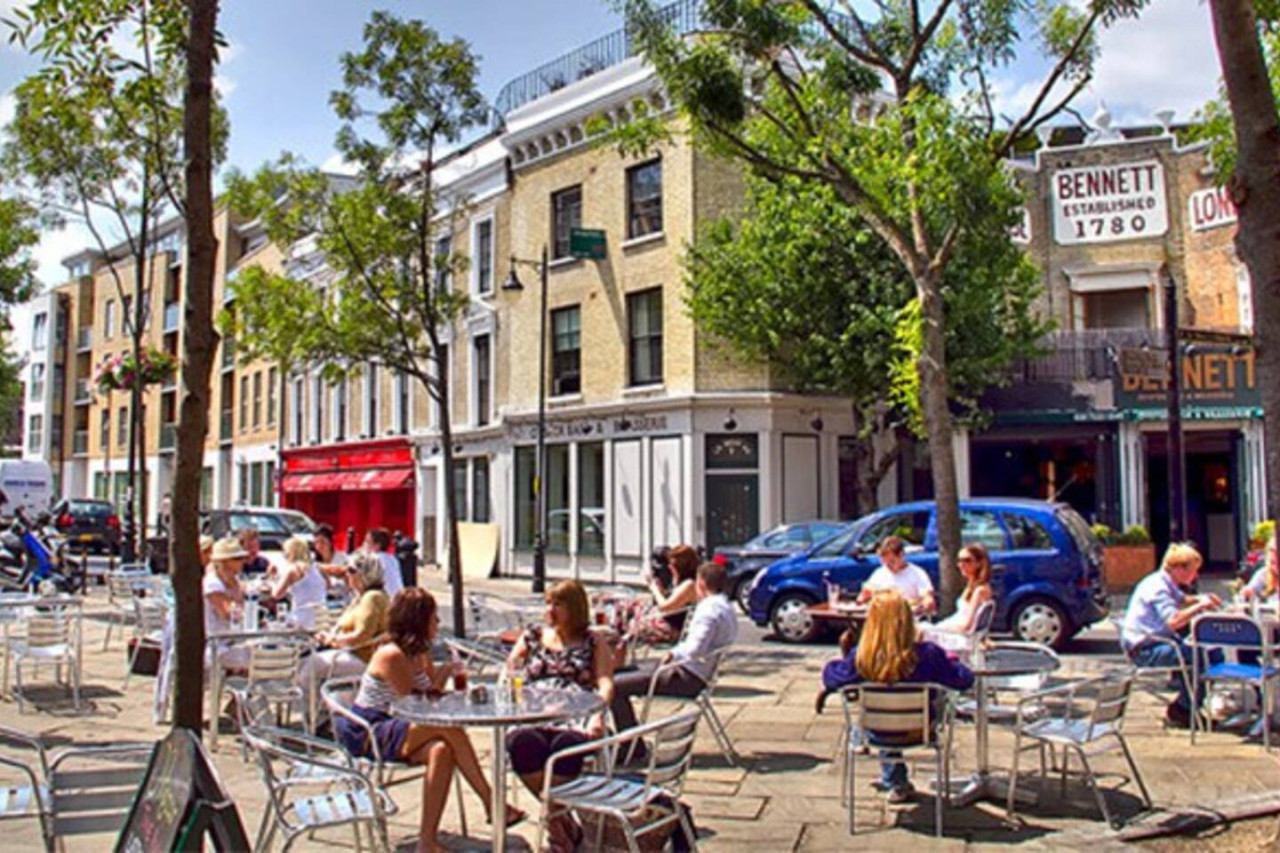 Located in the vibrant heart of Battersea, the studio offers easy access to a variety of nearby restaurants, cozy cafes, and lively bars. From trendy brunch spots to evening cocktails, you’ll find plenty of options just steps away. Located in the vibrant heart of Battersea, the studio offers easy access to a variety of nearby restaurants, cozy cafes, and lively bars. From trendy brunch spots to evening cocktails, you’ll find plenty of options just steps away. - Tranquil & Friendly: Studio Living Near Battersea