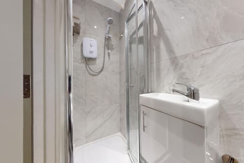Fast Wifi|Netflix |Battersea Central |W/D|Smart TV