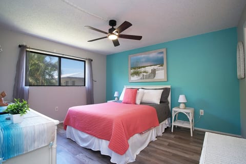5 mi to Fort Myers & Sanibel Beaches. POOL!