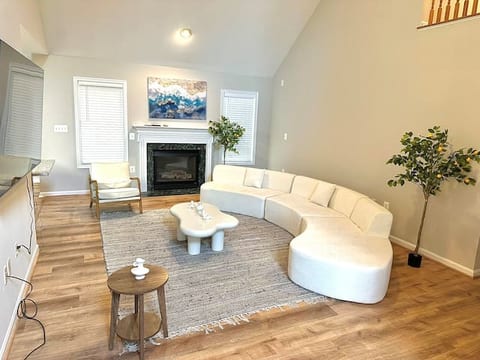 Lakeside Luxury:6BR w/ Game Room