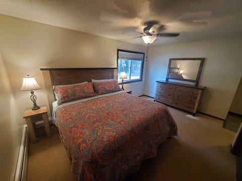 Tomar Park Apt w/ King Size Bed & Porch KP101APT1