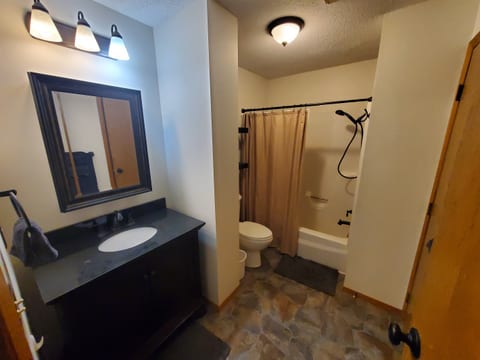Tomar Park Apt w/ Porch KP101APT3