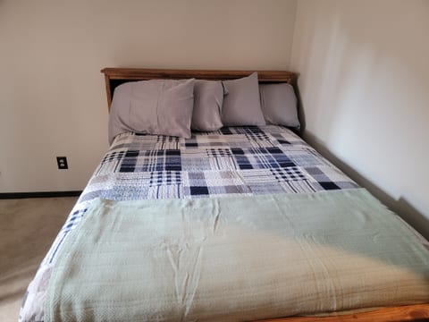 Tomar Park Apt w/ King Size Bed & Porch KP101APT4