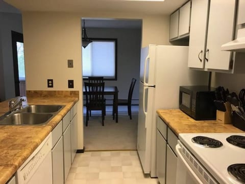 Tomar Park Apt w/ King Size Bed & Porch KP101APT5