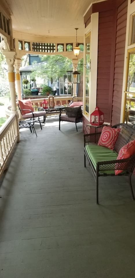 Historic Victorian Inn Downtown (8 Bed 6 Bath)