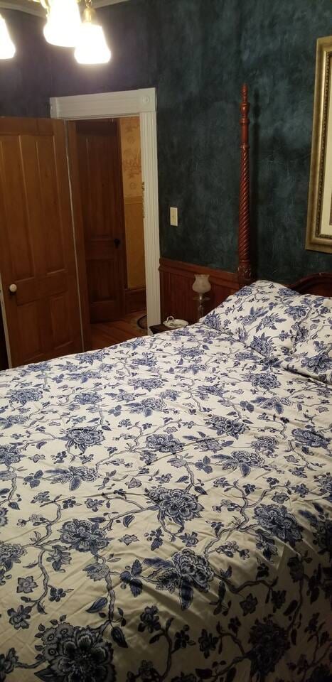 Historic Victorian Inn - Blue Room (KP117Blue)