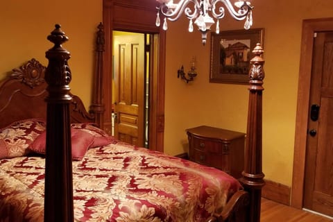Historic Victorian Inn - Gold Suite - KP117Gold