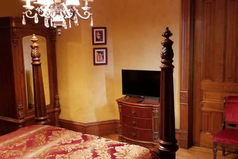 Historic Victorian Inn - Gold Suite - KP117Gold