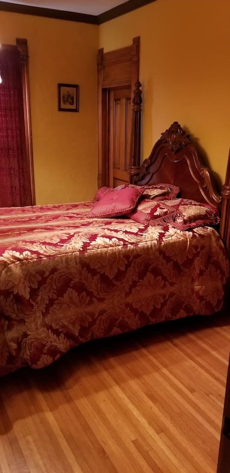 Historic Victorian Inn - Gold Suite - KP117Gold