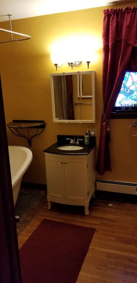 historic-victorian-inn-gold-suite-kp117gold/