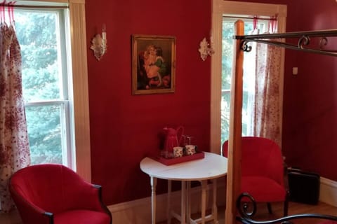 Historic Victorian Inn - Red Suite (KP117Red)
