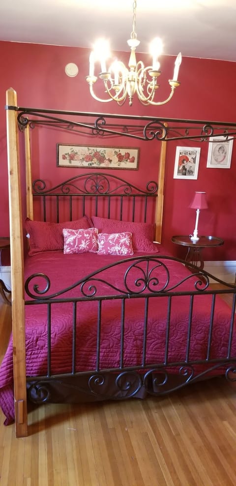 Historic Victorian Inn - Red Suite (KP117Red)