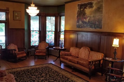 Historic Victorian Inn - Red Suite (KP117Red)
