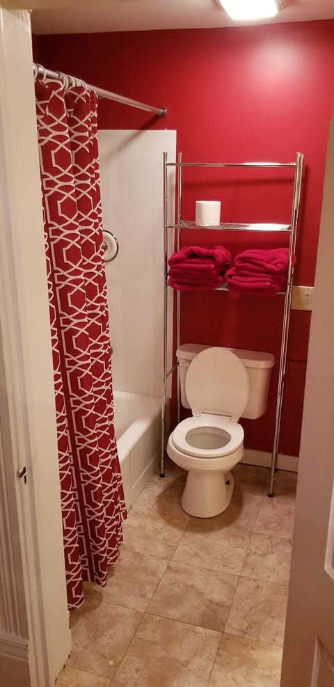 Historic Victorian Inn - Red Suite (KP117Red)