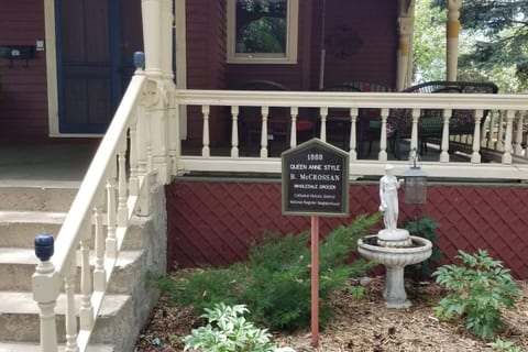 Historic Victorian Inn (1st/2nd Floors) 5bed 5bath