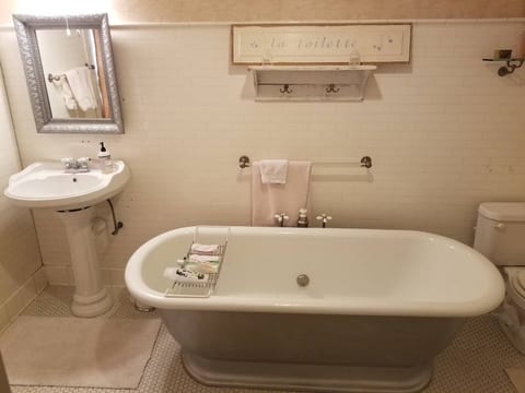 Historic Victorian Inn - White Suite (KP117White)