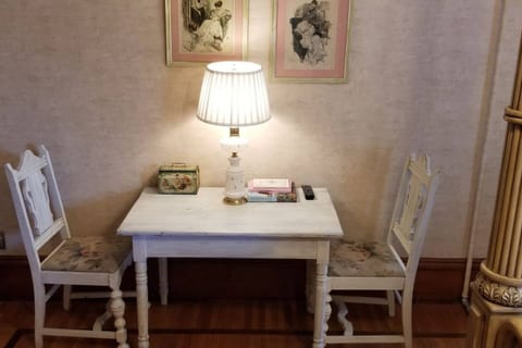 Historic Victorian Inn - White Suite (KP117White)