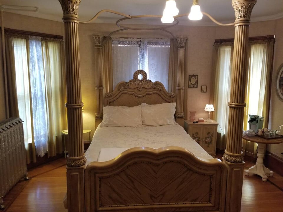 White Suite - Private Three Room Suite with Private Bath that Features Beautiful Soaking Tub