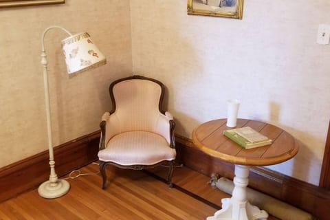 Historic Victorian Inn - White Suite (KP117White)