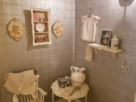 Historic Victorian Inn - White Suite (KP117White)