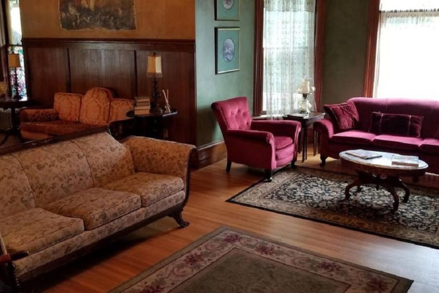 historic-victorian-inn-wine-suite-kp117wine/