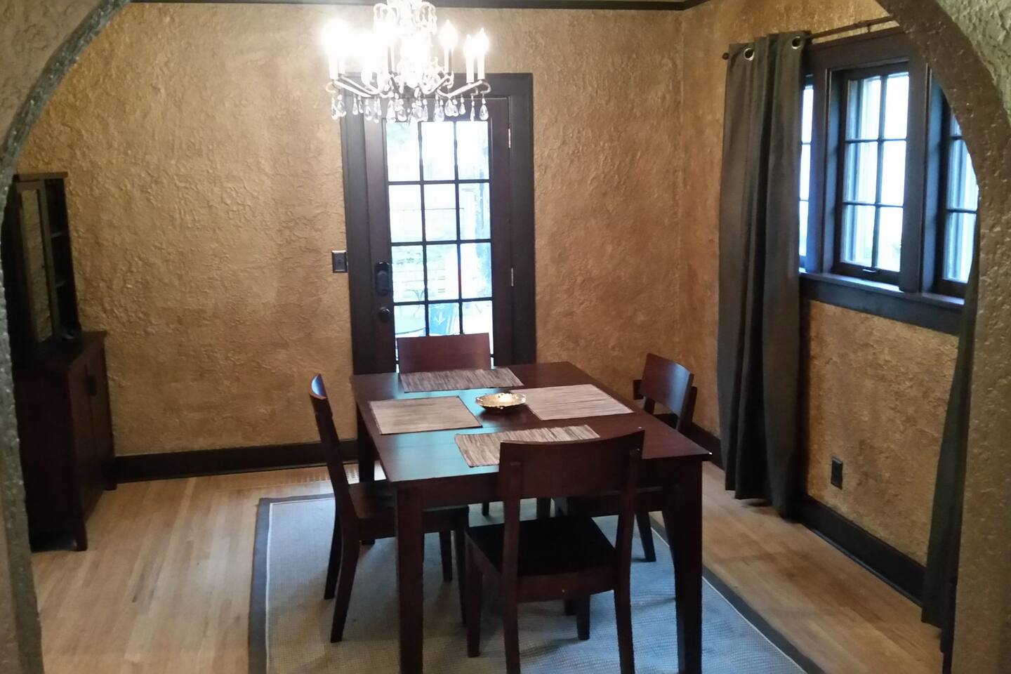 historic-twin-tudors-inn-northwest-room-wloft-(kp1400nwloft)/