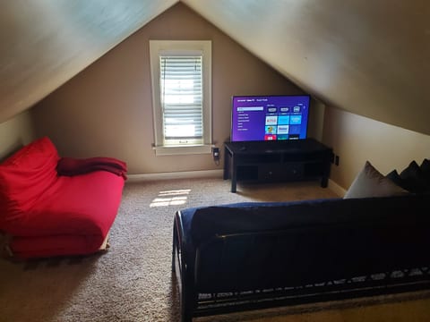 Historic Twin Tudors Inn Northwest Room w/Loft (KP1400NWLoft)