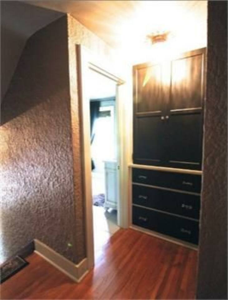 historic-twin-tudors-inn-northwest-room-wloft-(kp1400nwloft)/