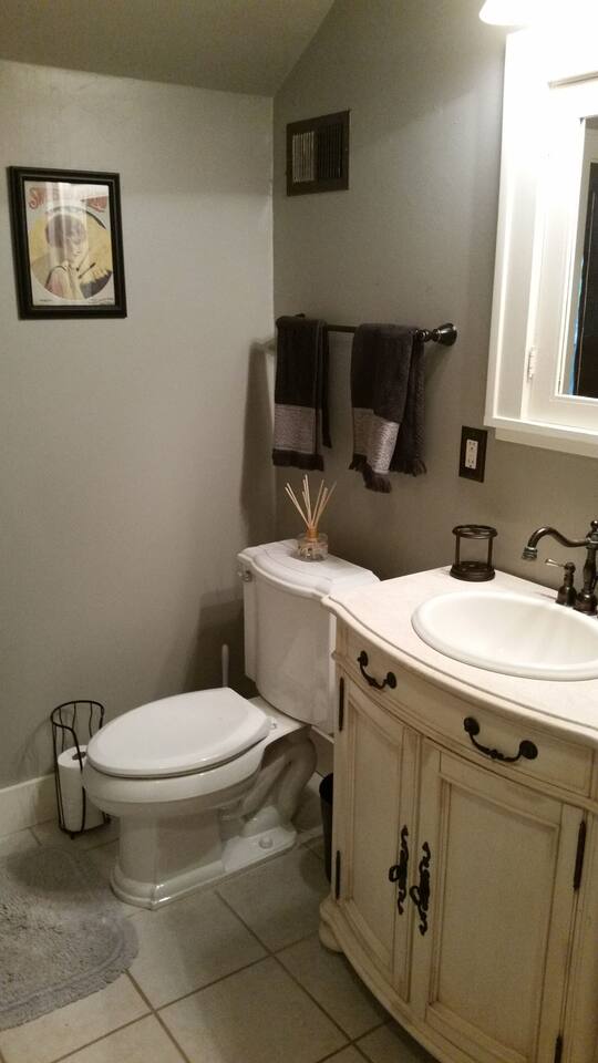 historic-twin-tudors-inn-northwest-room-wloft-(kp1400nwloft)/