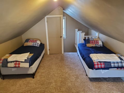 Historic Twin Tudors Inn Northwest Room w/Loft (KP1400NWLoft)